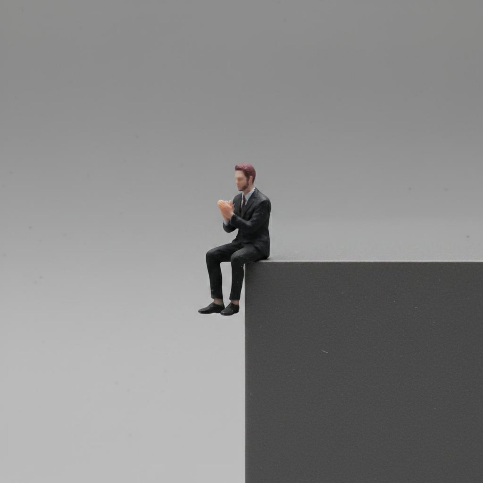 1:64 Scale Sitting Man Figure  - đánh giá và giá Men Accessories For Suit